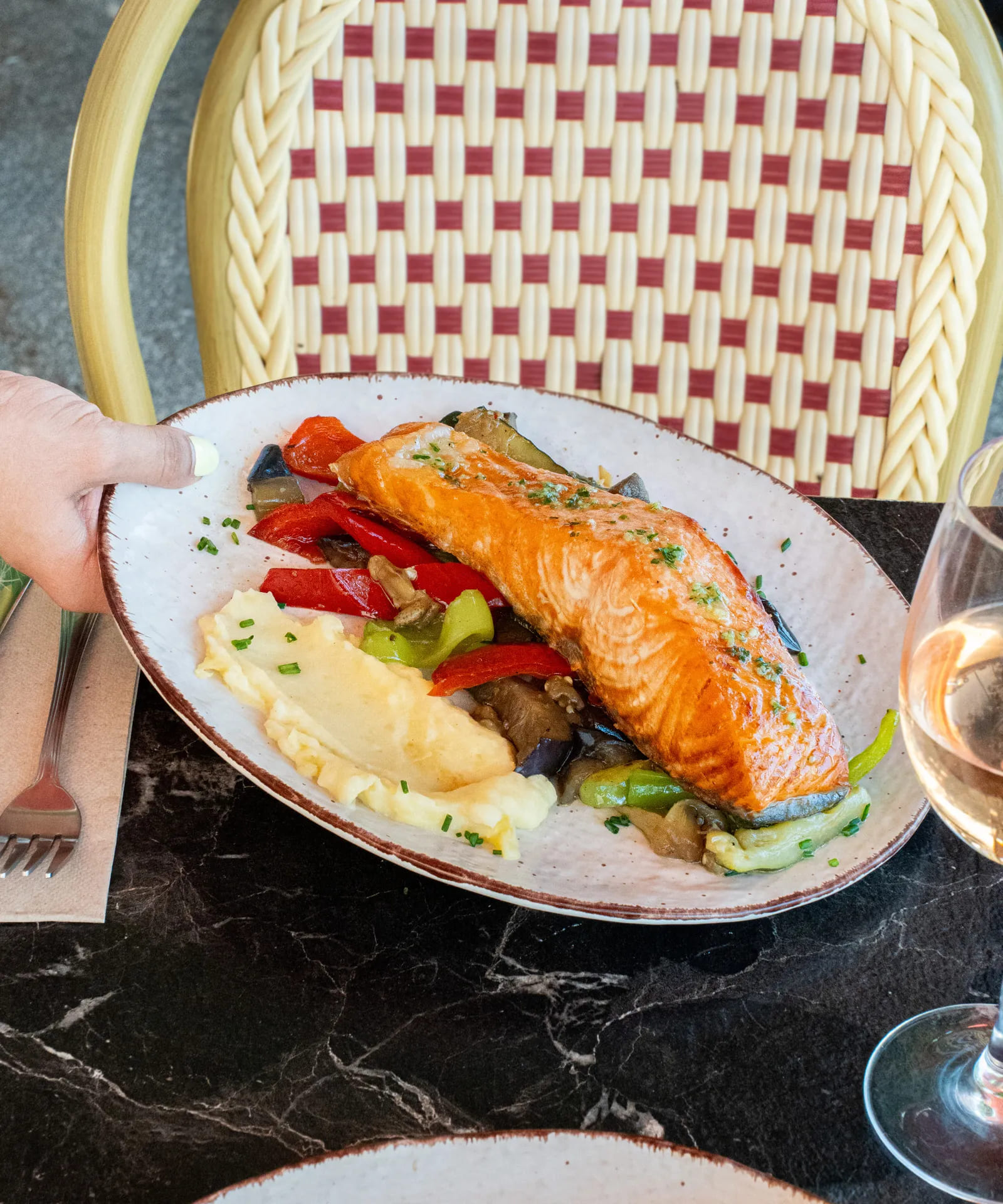 Salmón con navarín de verduras