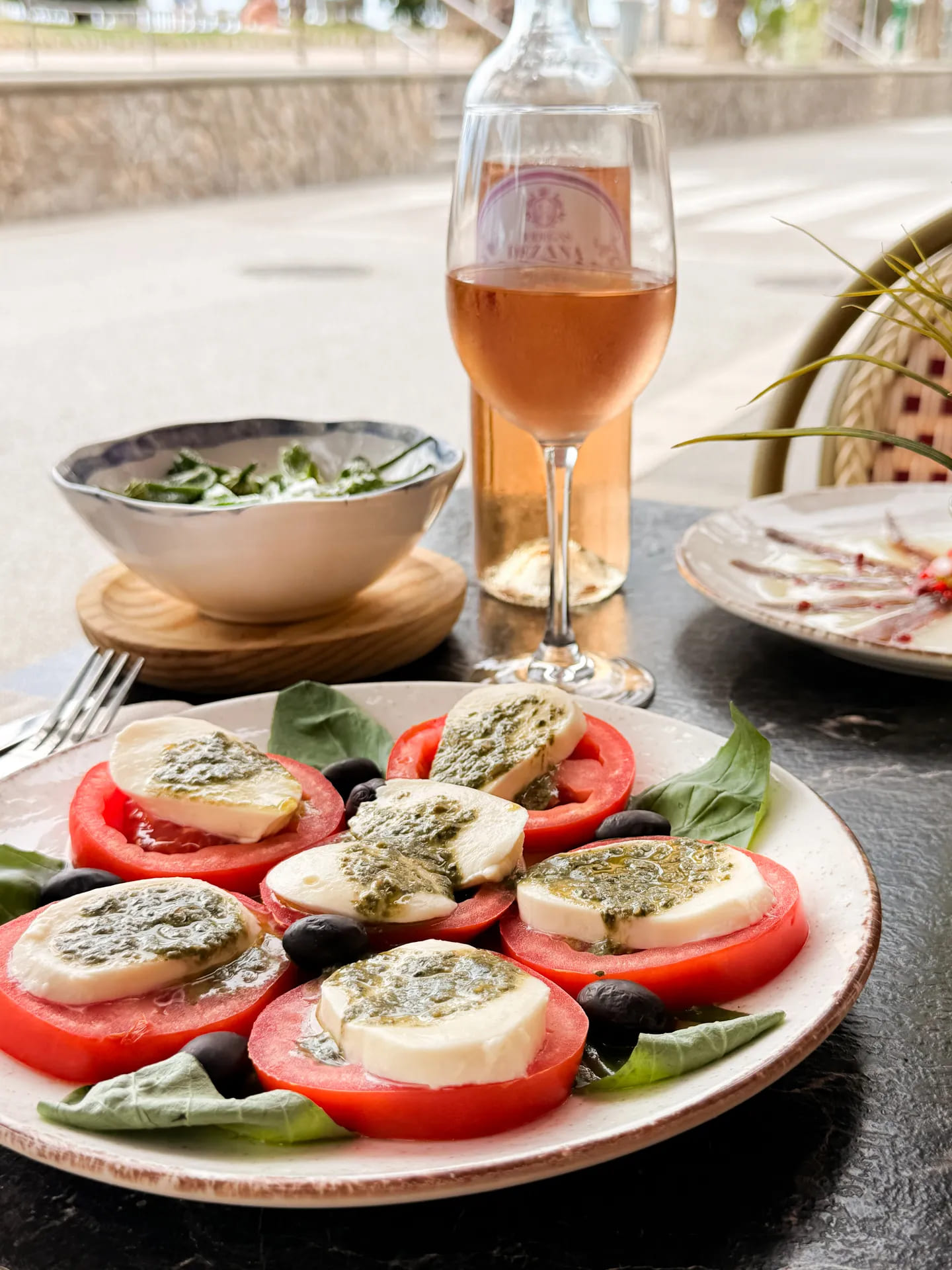 Ensalada de mozzarella de búfala con pesto verde y tomate